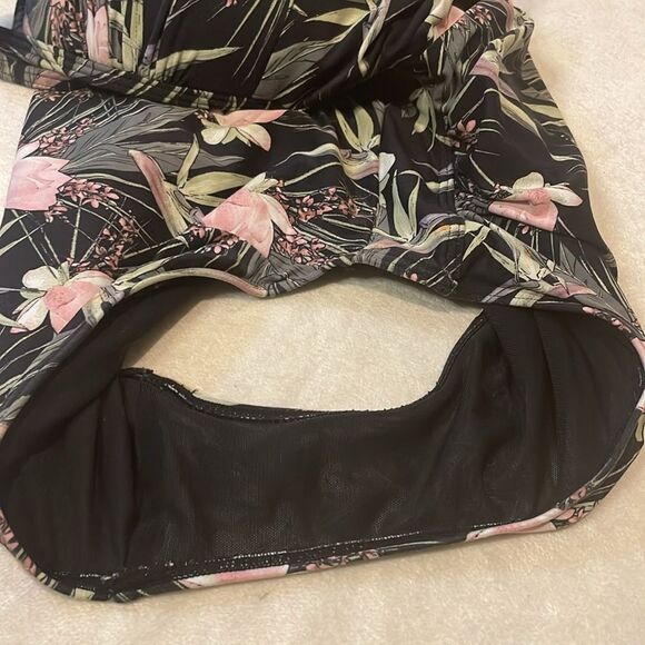 Niptuck- Floral One Piece Tummy Control Multi-Fit Cup Ruched Swimsuit- Size 10 - Picture 5 of 7